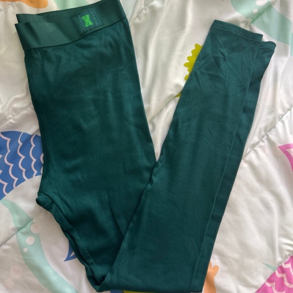 Fenty  green leggings NWT . Size M - Picture 6 of 8